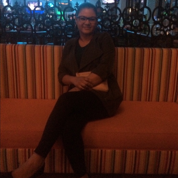 Meet your Posher, Lillian - Picture 2 of 2